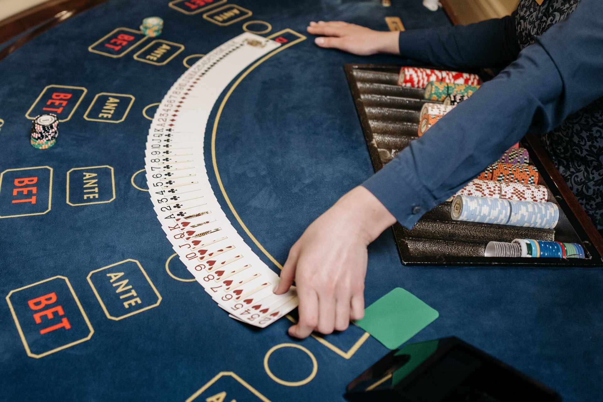 Jak funguje live kasino a jak se liší od běžného online kasina?